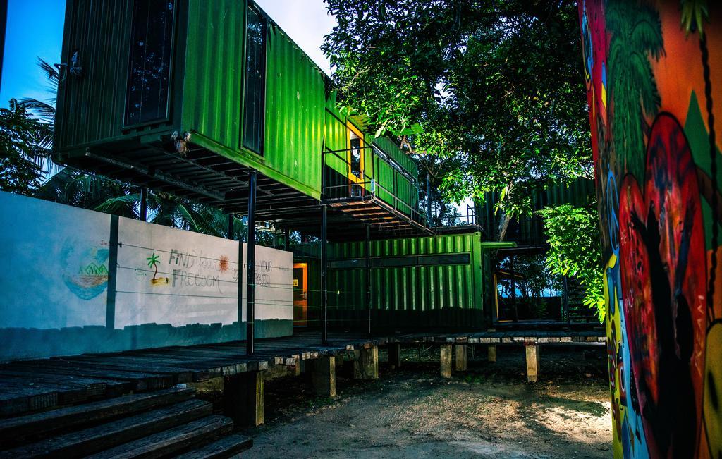 Hangover Hostels @ Colombo Intl Airport Katunayaka Dış mekan fotoğraf