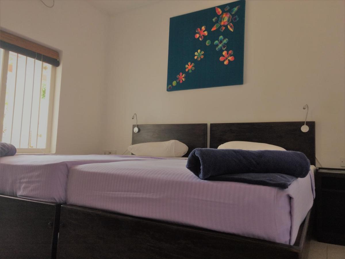 Hangover Hostels @ Colombo Intl Airport Katunayaka Dış mekan fotoğraf